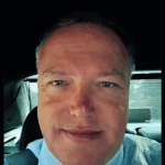 Ein Selflie vom Thüniger ministerpräsident Dr. Mario Voigt. Zu sehen ist sein gesicht in Nahaufnahme. Er sitzt im Auto, trägt ein hellblaues Hemd und eine rot gepunktete Krawatte. Das Foto ist etwas unvorteilhaft aufgenommen - das gesicht wirkt etwas übertrieben groß und rund.
