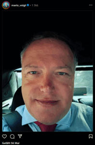 Ein Selflie vom Thüniger ministerpräsident Dr. Mario Voigt. Zu sehen ist sein gesicht in Nahaufnahme. Er sitzt im Auto, trägt ein hellblaues Hemd und eine rot gepunktete Krawatte. Das Foto ist etwas unvorteilhaft aufgenommen - das gesicht wirkt etwas übertrieben groß und rund.