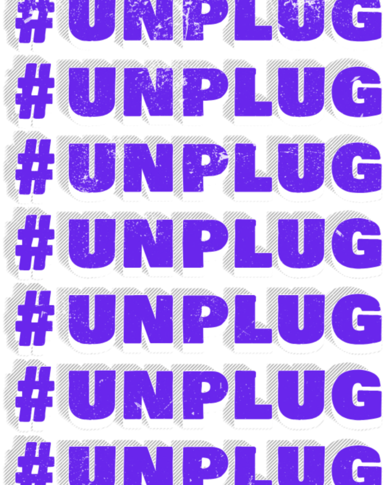 Lila Schriftzug, der sich in mehreren Zeilen wiederholt, Es steht da: #unplug